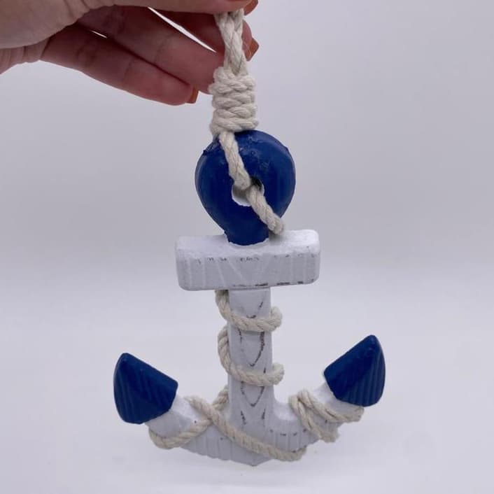 DECORAÇÃO NÁUTICA ÂNCORA BRANCA E AZUL EM MADEIRA 17,5CM