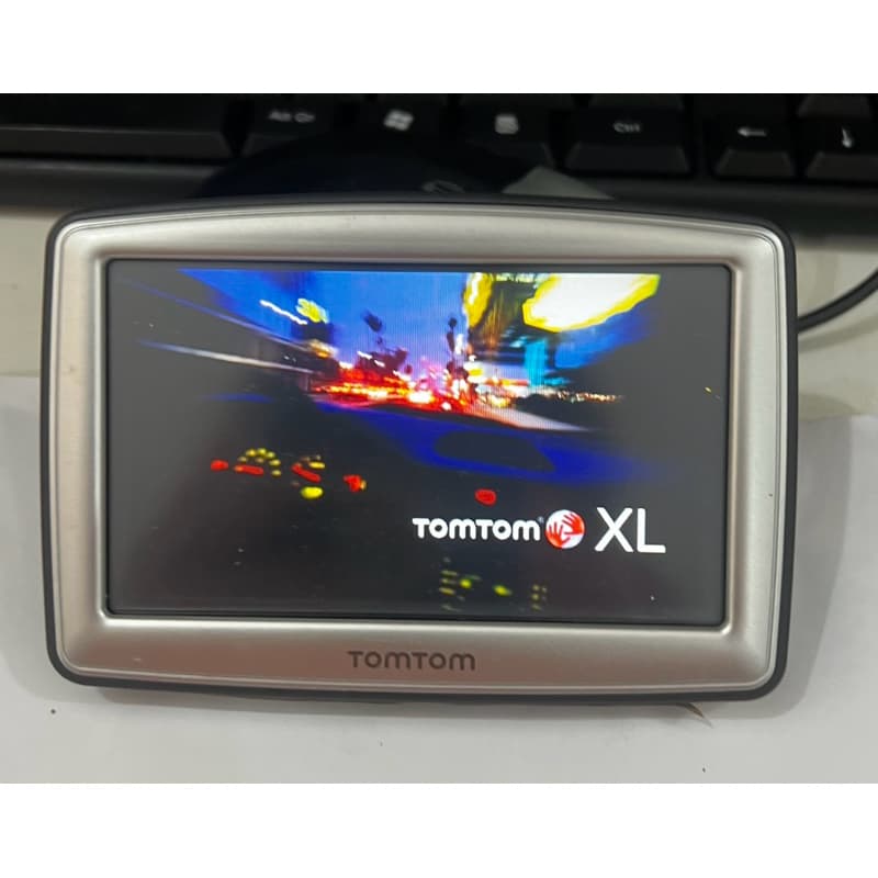 GPS TOMTOM XL  4EGO.001.08 - COM DEFEITO NO TOUCH SCREEN - PARA CONSERTO OU RETIRAA DE PEÇAS