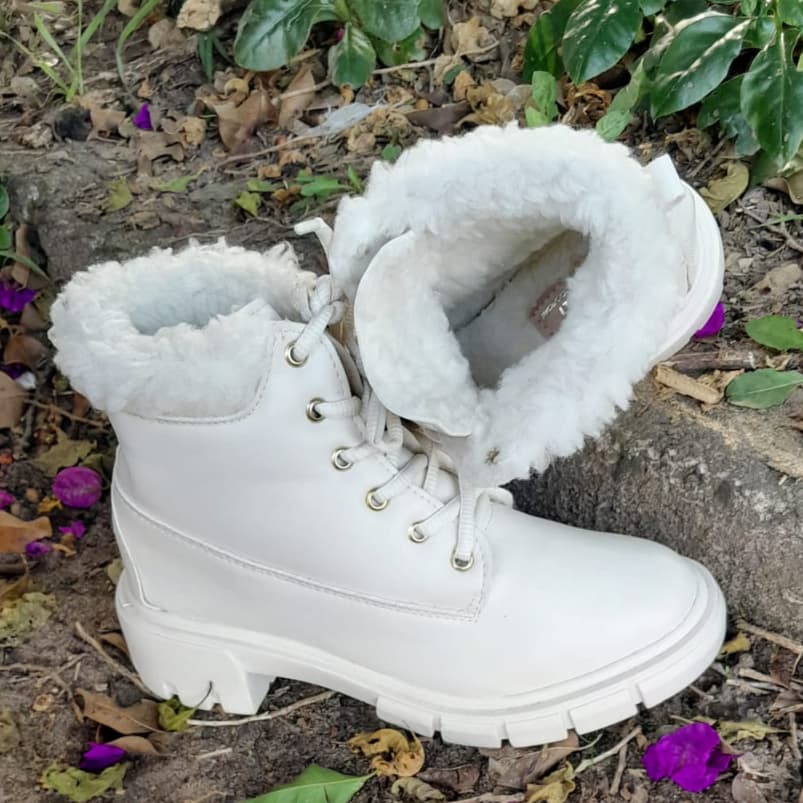 Bota Coturno Feminino Forrado em Lã Salto Médio Tratorado com Pelinho
