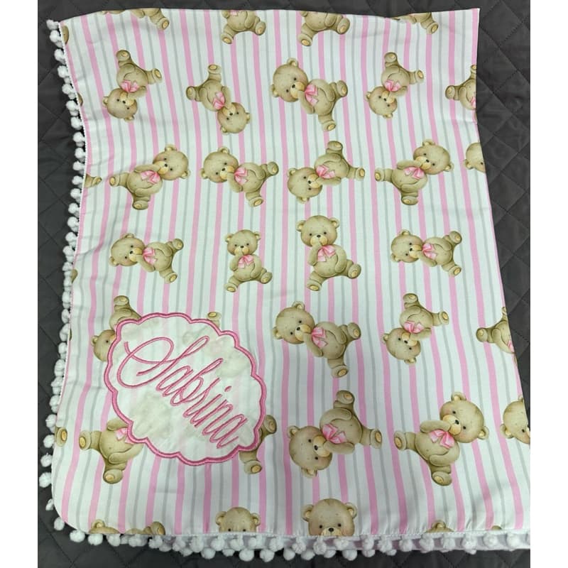 Mantinha para Bebê Personalizada com Nome Bordado – 100% Algodão com Pompom