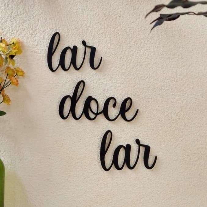 Placa Quadro Decorativo Lar Doce Lar Madeira MDF Com Fita Dupla Face Adesiva Preto Fosco