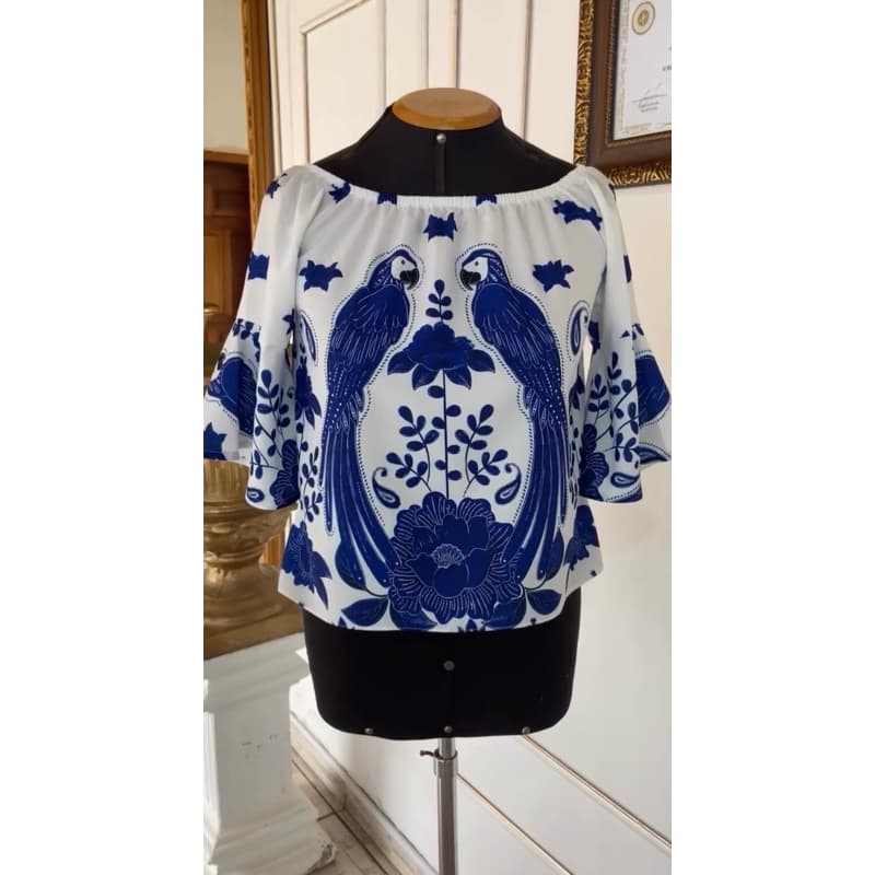 Blusa Ciganinha Estampada Azul e Branco | Ombro a Ombro com Manga Soltinha | Leve e Elegante