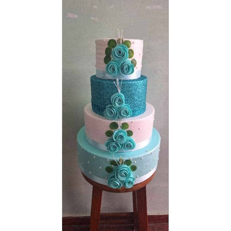 bolo fake testurizado branco com flor verde tiffany