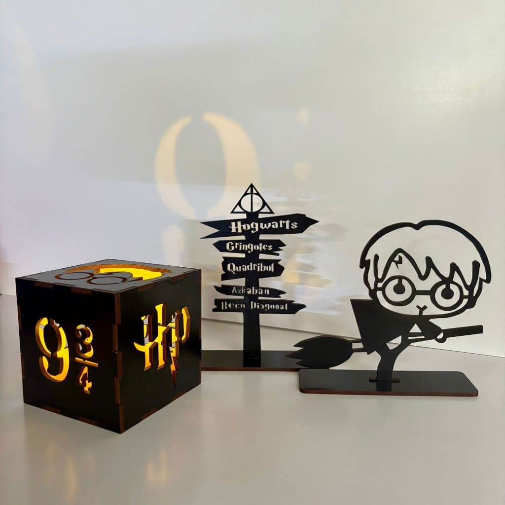 Kit Luminária +  Totem Bruxo Na Vassoura Destinos Do Mundo Bruxos Decorativo