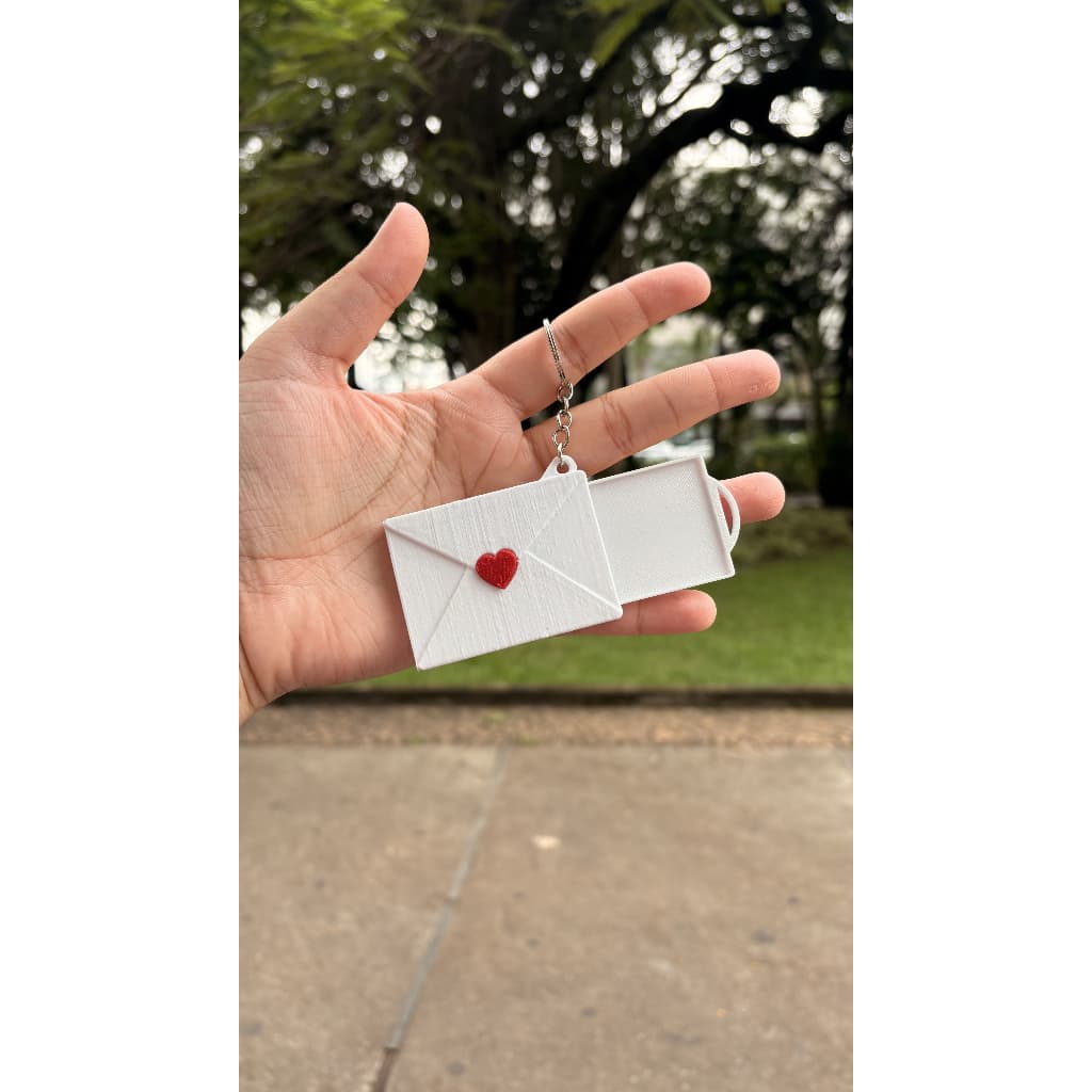 💌 Chaveiro Porta Foto Envelope com Coração - Guarde Momentos Especiais ✨