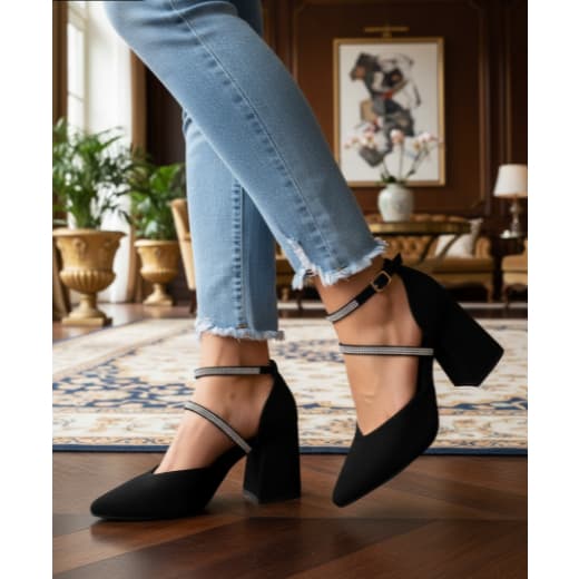 salto alto Scarpin com fivela strass bico  8 cm