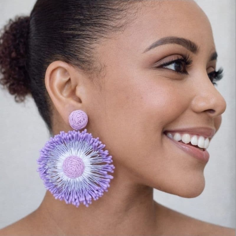 Brinco Feminino Flor Grande Feito à Mão Joia Tendência Moda Verão Praia Casual.