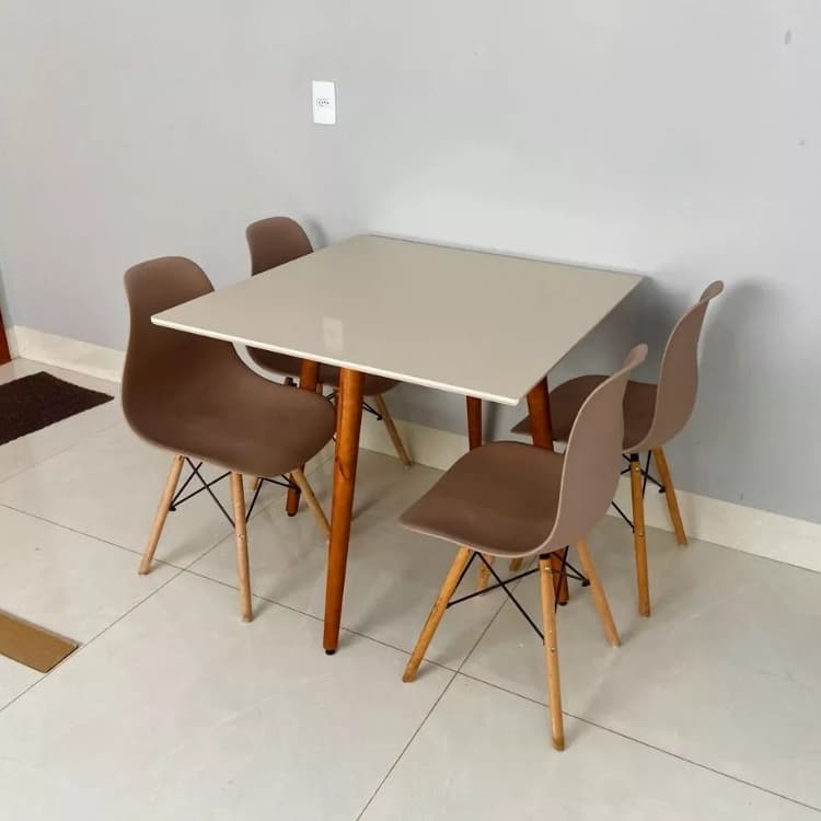 Mesa De Jantar 4 Lugares Moderna Retrô para Sala Quadrada Super Estilosa MDF Maciça