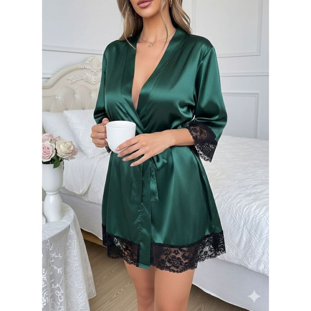 Robe de Cetim Verde Esmeralda com Detalhes em Renda Preta