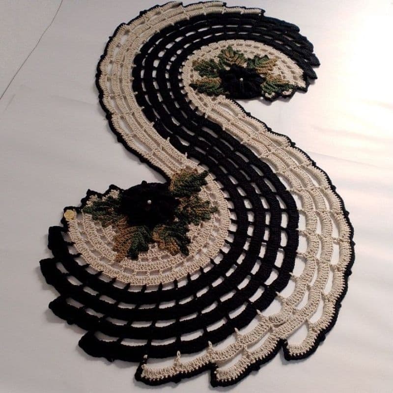 trilho de mesa espiral de crochê com flores