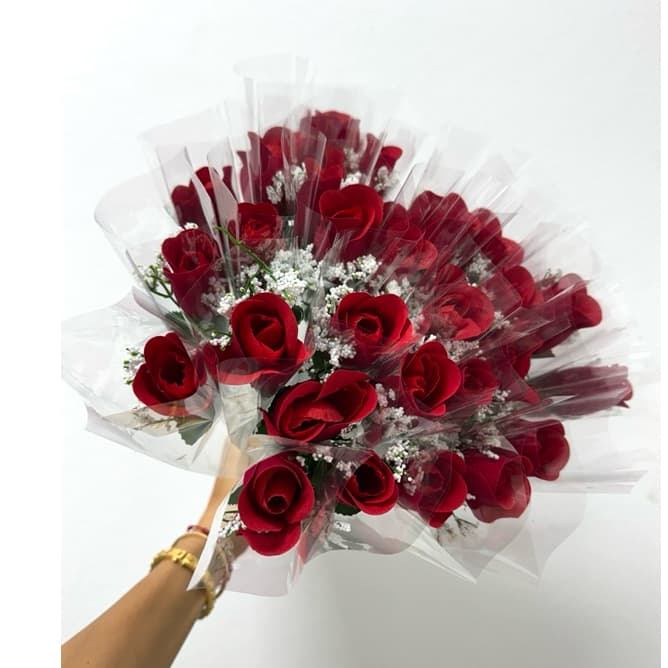 Kit 100 Botões de Rosa Vermelha Aveludada 34cm com Embalagem para Arranjos e Presente