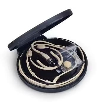 microfone headset condensador, geralmente bege, projetado para uso discreto em apresentações, teatro ou transmissões