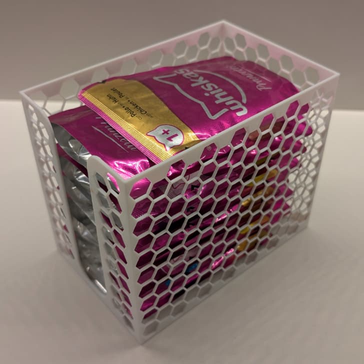 Dispenser Porta Sachê Ração Úmida Gatos - Organizador Whiskas Design Colmeia Suporte Ração