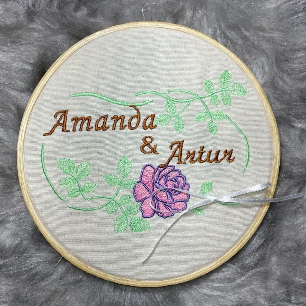 Bastidor personalizado, porta aliança, em bamboo 20cm, bordado em máquina, e tecido em algodão