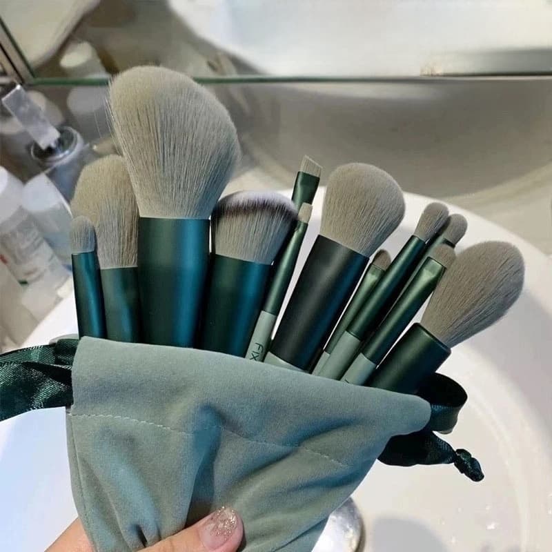 Kit 13 Pincéis de Maquiagem Profissionais com Estojo – Cerdas Ultra Macias, Acabamento Perfeito e Alta Precisão