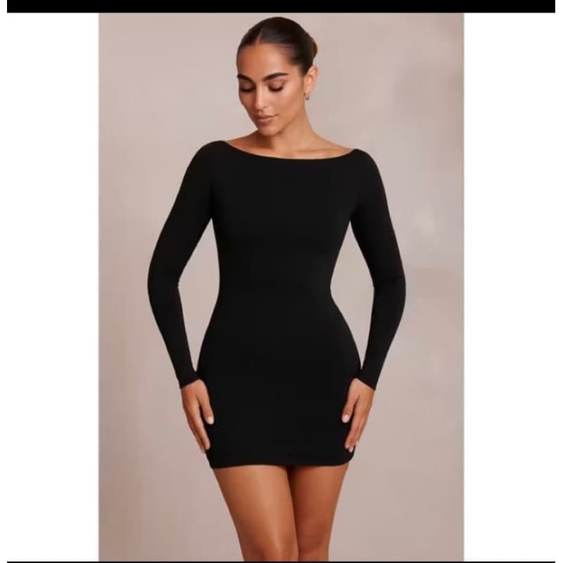 Vestido Curto Manga Longa Costas Nuas – Elegância e Poder
