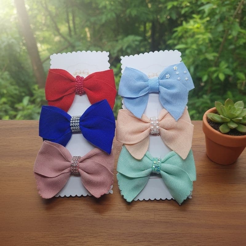 kit de Laço Infantil Cruzado Luxo no Bico de Pato com Strass e Pérolas– Acessório de Cabelo para Meninas