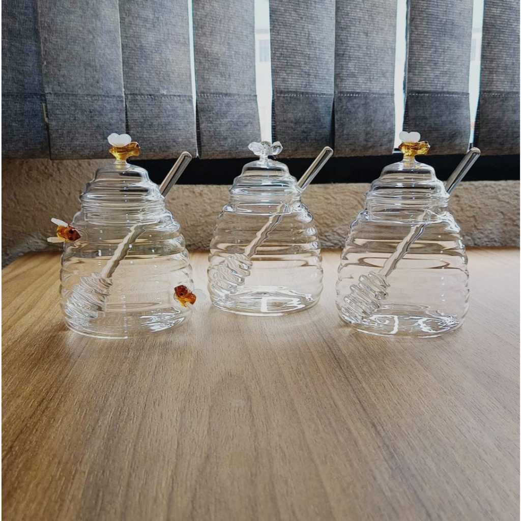 Meleira Colmeia Premium Com Colher De Vidro Decorada Abelhinha Luxo 400ml Mesa Posta