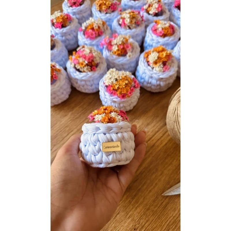 Mini Cachepô em Fio de Malha Personalizado com Flor – Lembrancinha Maternidade / Chá de Bebê / Casamento / Dia da Mulher