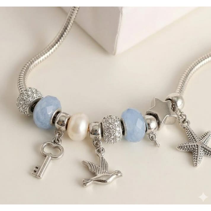 Pulseira Feminina com Berloques Prateados