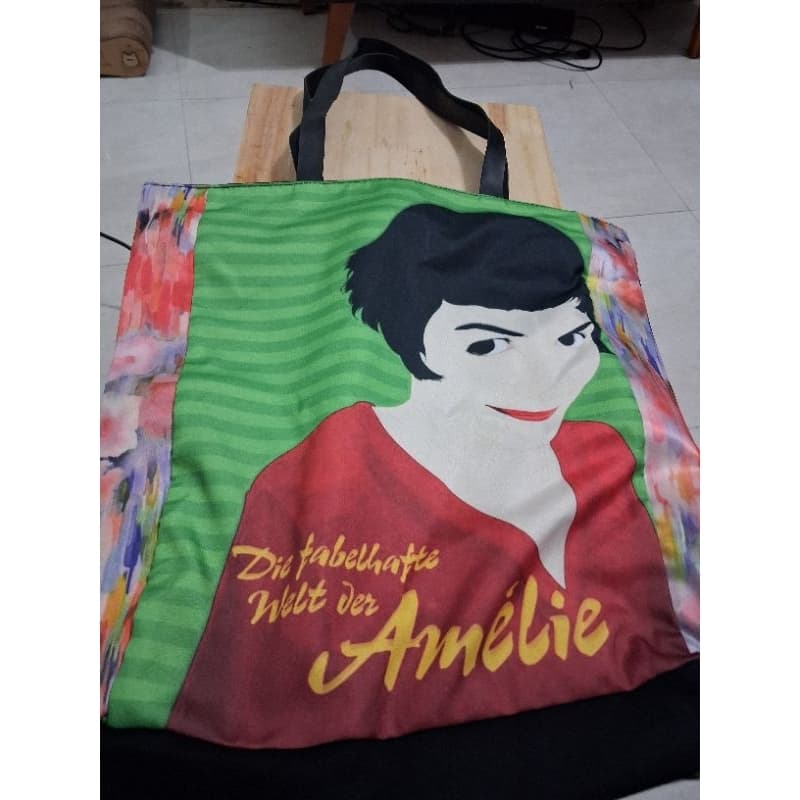 BOLSA EM SARJA E CETIM AMELIE POULAIN COM FORRO, ZÍPER, BOLSO INTERNO E ALÇA DE COURO -TOTE BAG CINEMA FILMES