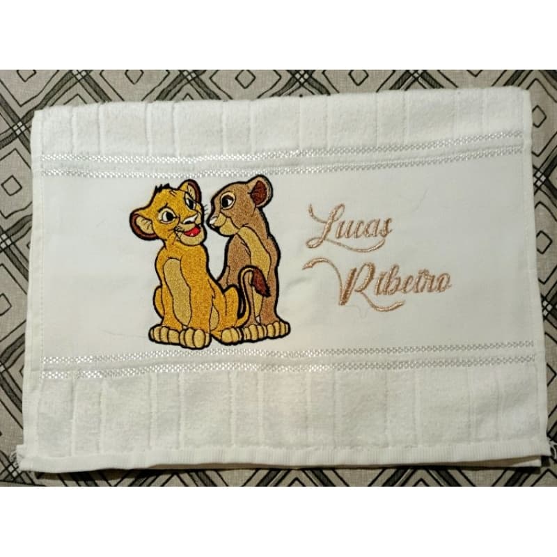 Toalhinha Lavabo Personalizada Bordada 30x45cm Rei Leão/ Simba/ Pumba/Timão
