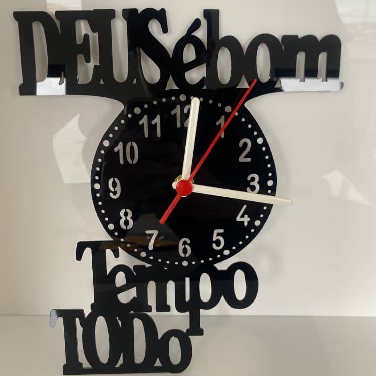 Relógio Decorativo em Acrílico Preto Espelhado Tema Deus é Bom o Tempo Todo com Pilha 21x26cm