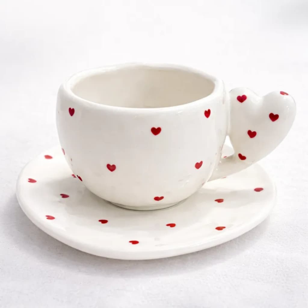 Xícara Coração com Pires Porcelana Branca Corações Vermelhos Kit Romântico Café e Chá