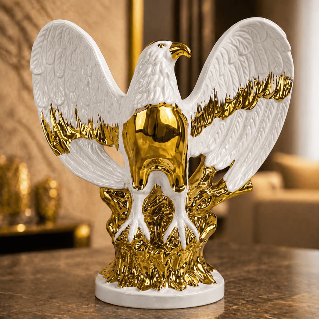 Escultura Decorativa Águia Majestosa em Cerâmica Branca com Detalhes Dourados