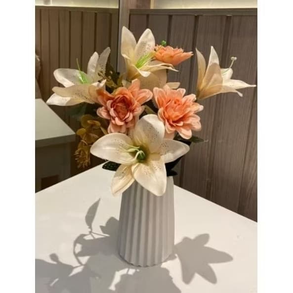 Vaso de gesso moderno com flores artificias decorativas