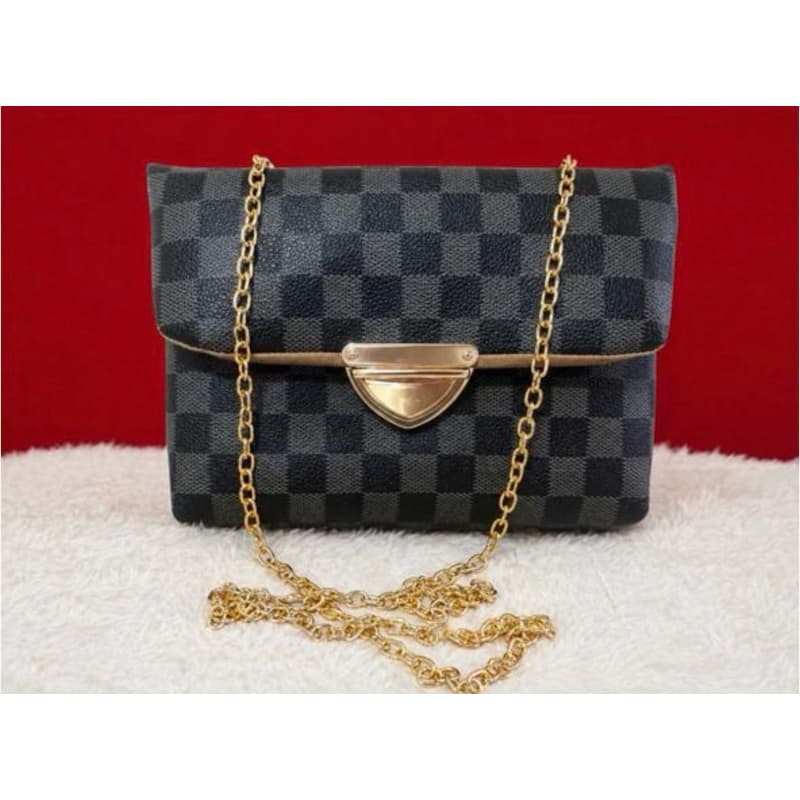 Bolsa Clutch com alça em corrente com tecido sintetico elegante, fino e chique