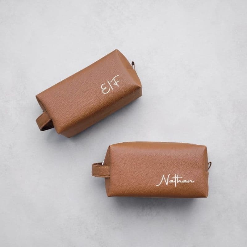 Kit Necessaires Box G Personalizadas Bordadas com Nome ou Iniciais para Madrinhas e Padrinhos de Casamento.