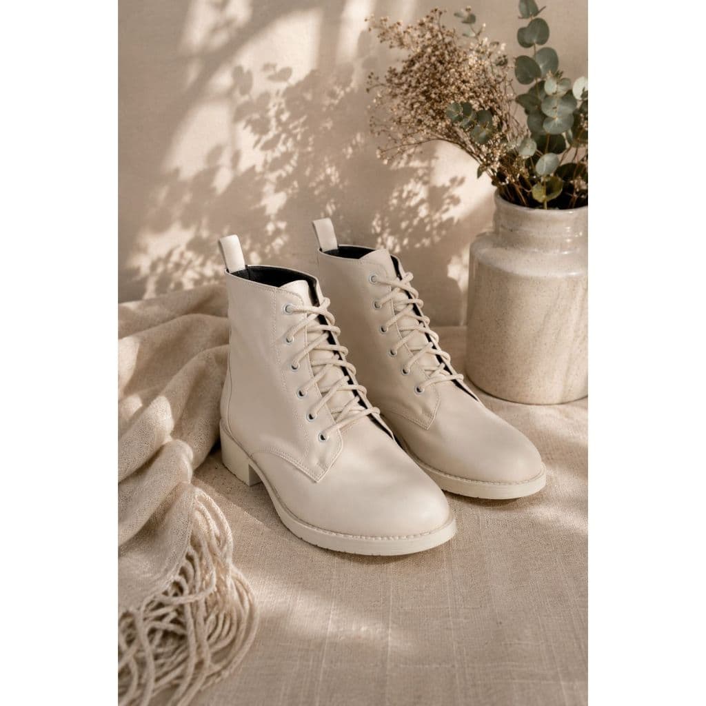 Bota Feminina Cano Curto Casual Coturno Básico Botina elegante Botinha Leve e Macia Preta Off white Café na PROMOÇÃO
