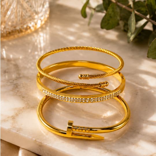 Braceletes Femininos Dourado com Brilhos em Aço Inoxidável 316L - Inspiração Grife