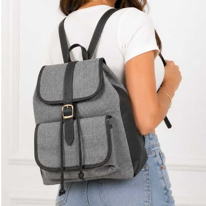 Mochila Feminina Jeans Casual Moderna com Detalhes em Fivela Alça Regulável Impermeável
