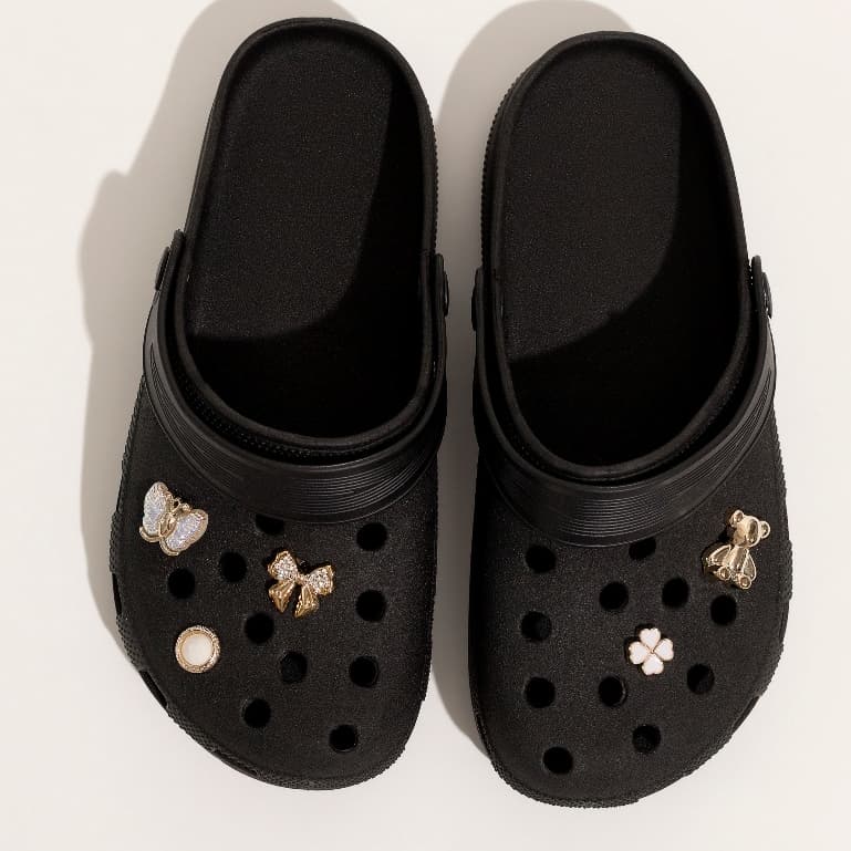 Babuche Feminino 5 INCLUSO botons pins Pingente de Metal, Solado Leve Antiderrapante botons aleatório frio inverno verão