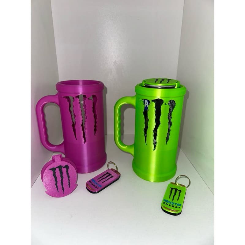 Porta Latão da Monster, com calço, abre latas e tampa.