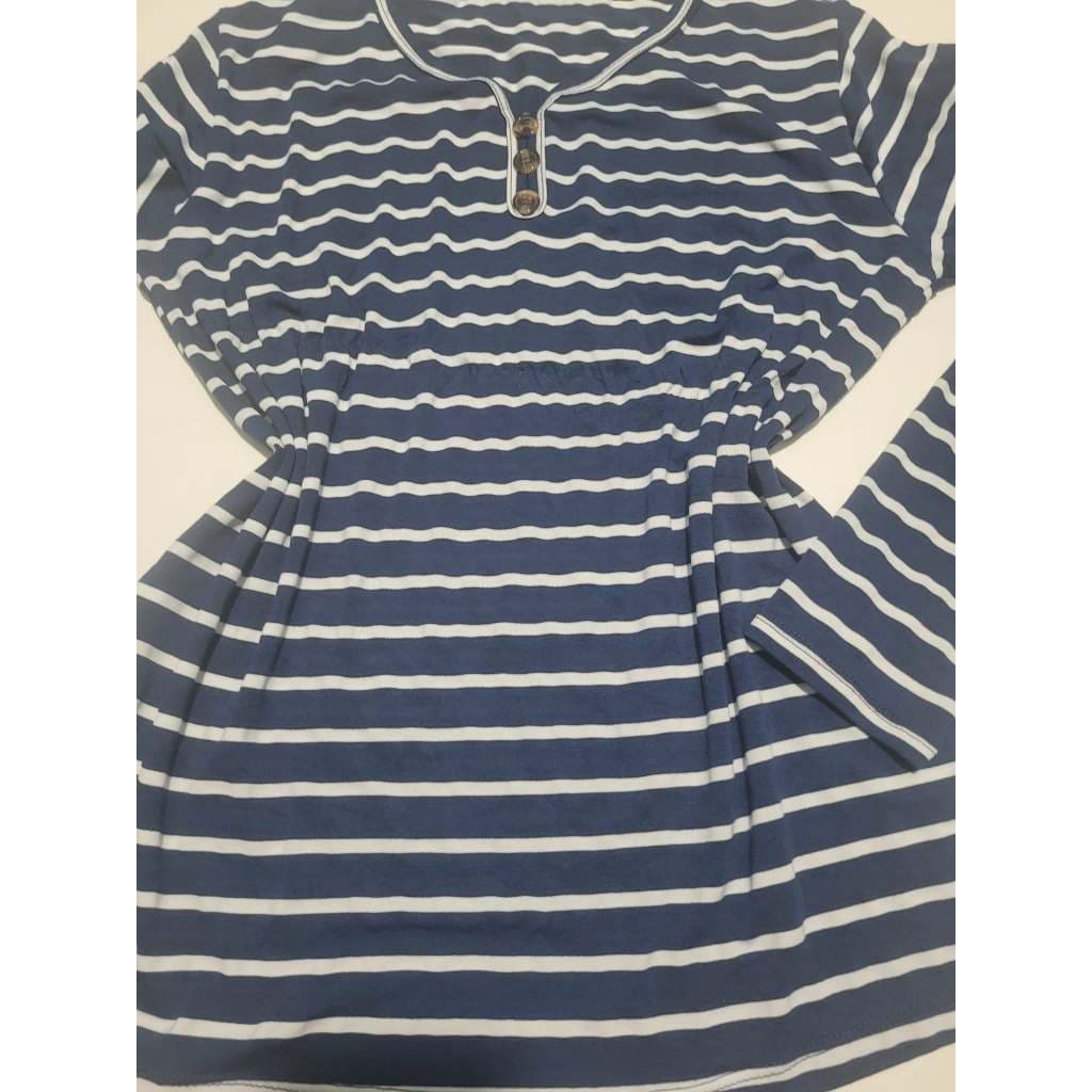 Blusa casual feminina com detalhe na gola