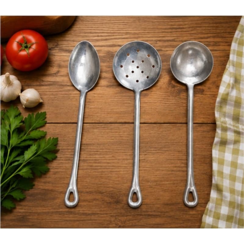 Kit com três utercilho para conzinha,colher, concha e uma escorredeira de alumínio.