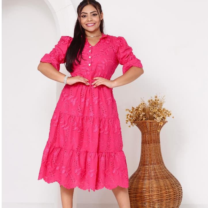 Vestido MIDI premium bordado com gola tecido layze 3d e liso com botão funcional e forro