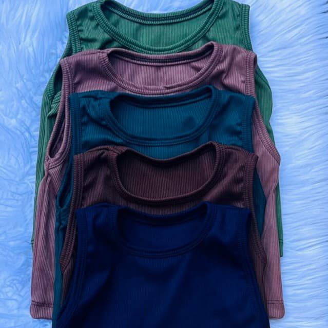 kit 3 camiseta regata infantil masculino na malha ribana super macia e confortavel para seu bebe ficar estiloso