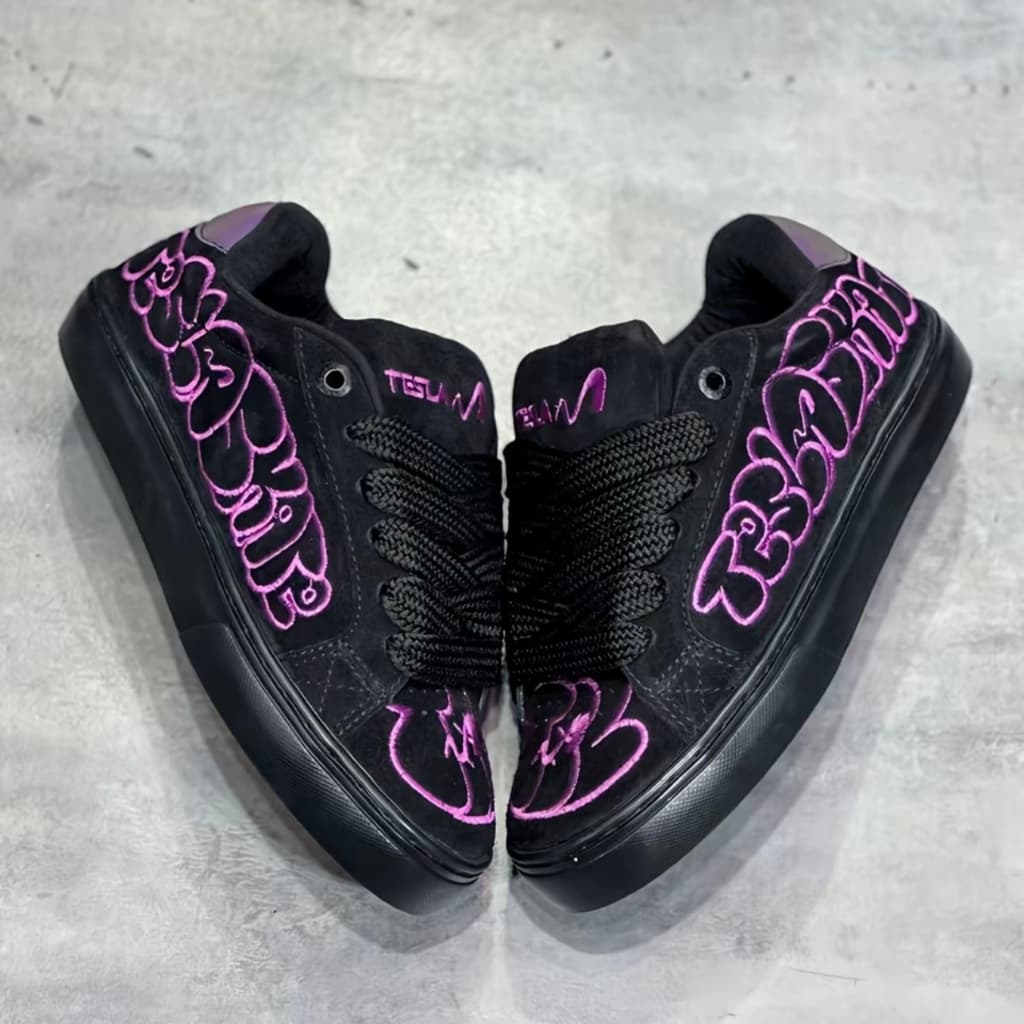 Tênis Tesla Art Grafite Bordado Streetwear Casual Estiloso Unissex 2 Cadarços + Chaveiro