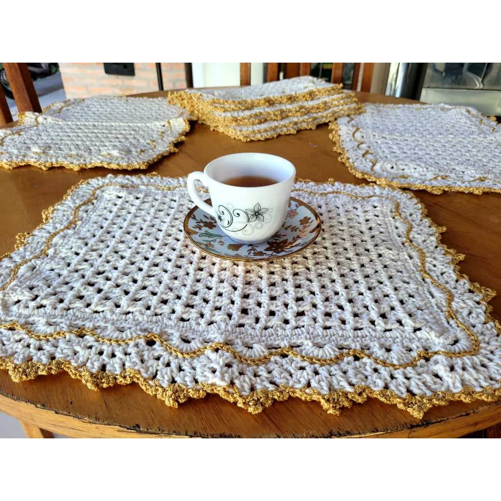 Jogo Americano Crochê Retangular Branco com Borda Dourada Elegante – Kit Lugar Americano Artesanal sousplat 6 peças