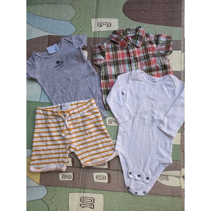 > Desapego semi novo body e short Carters 9 meses kit menino