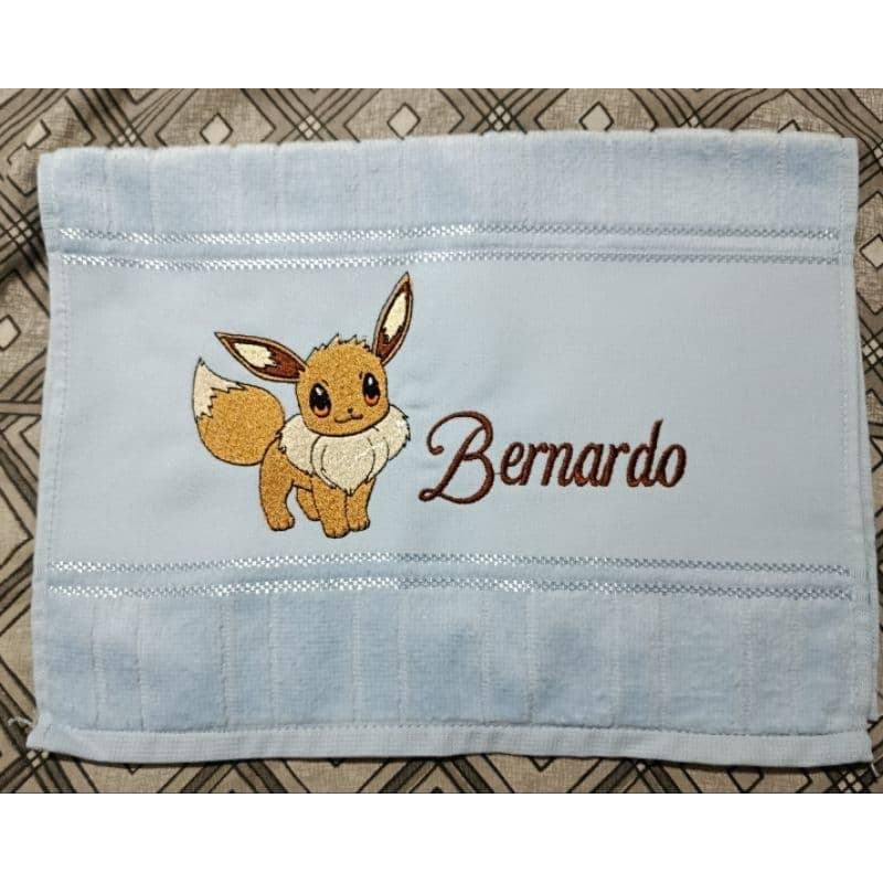 Toalhinha Lavabo Escolar Personalizada Bordada 30x45cm Pokémon Pikachu/Charizard