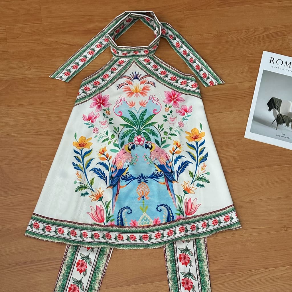 Top feminino estilo halter com estampa de azulejos com padrão de pássaros  Aleia