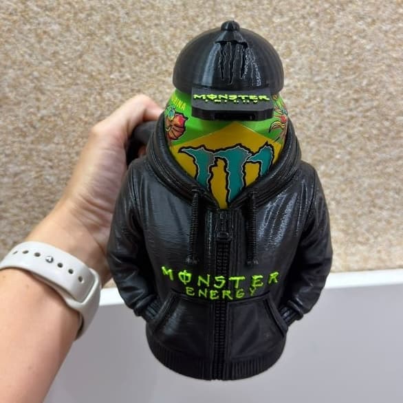 Kit Porta Lata Monster + Boné Chaveiro Abridor de Lata| Suporte para Lata Monster