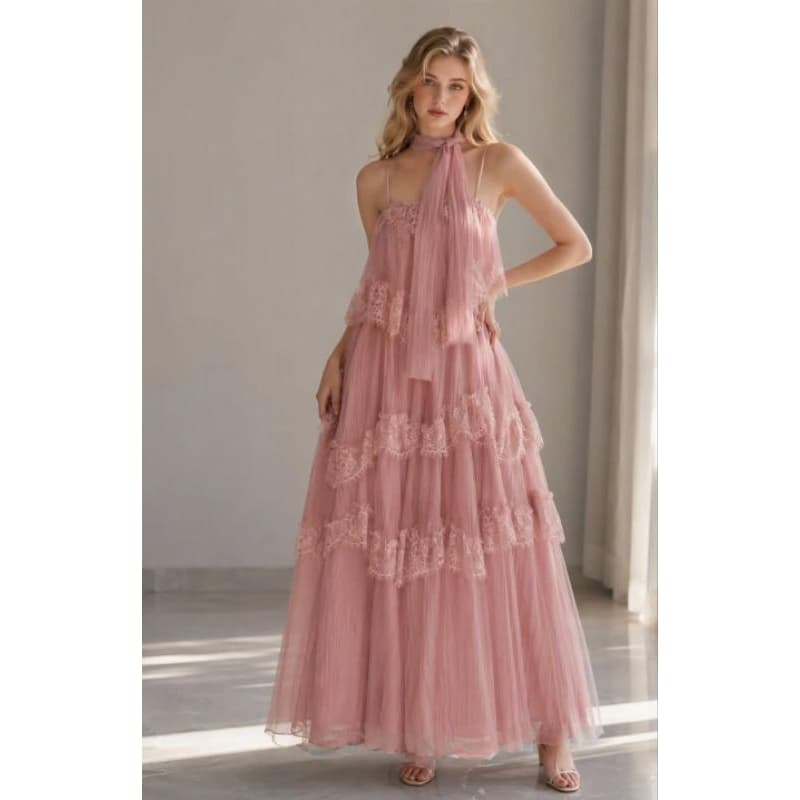 vestido longo rosa de tule com camadas e detalhes em renda apresenta um caimento fluido e um elegante cachecol