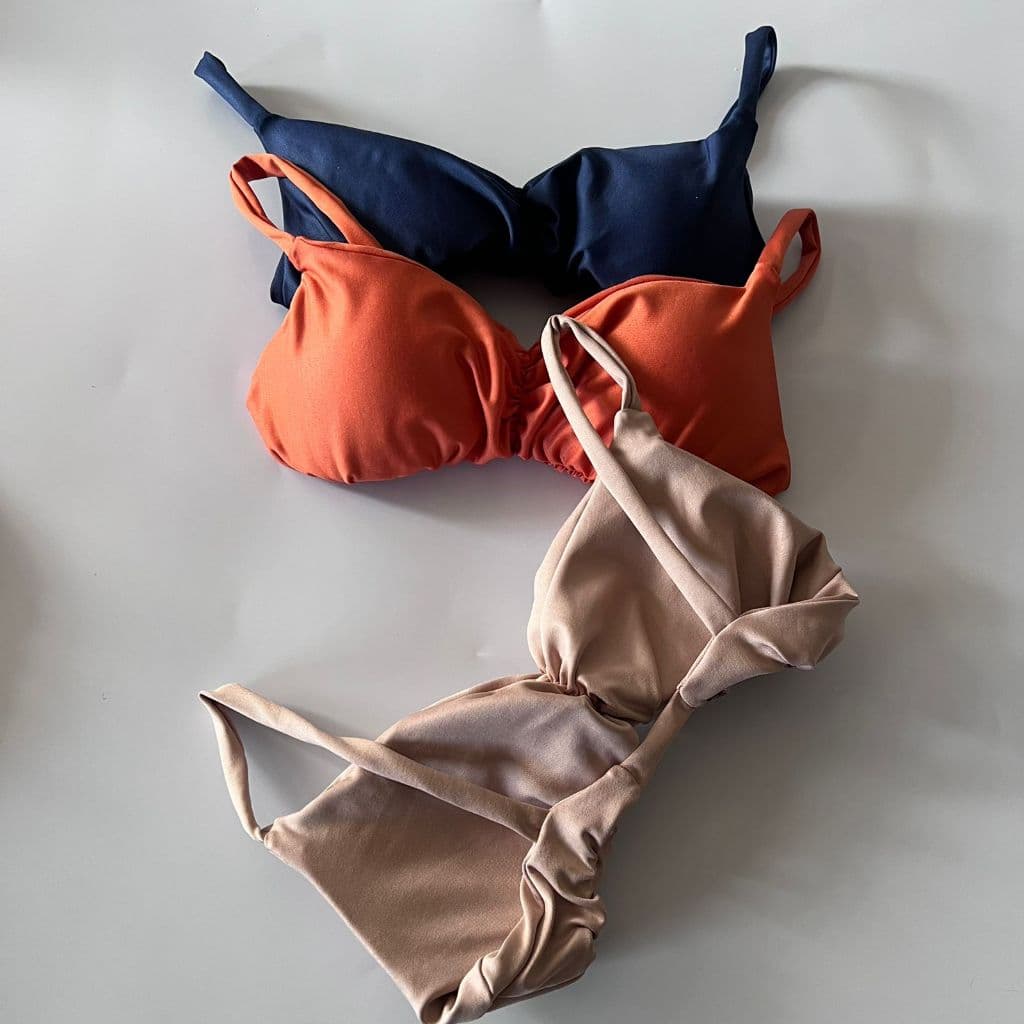 Kit com 2 tops costa nua com bojo removível tamanho -P