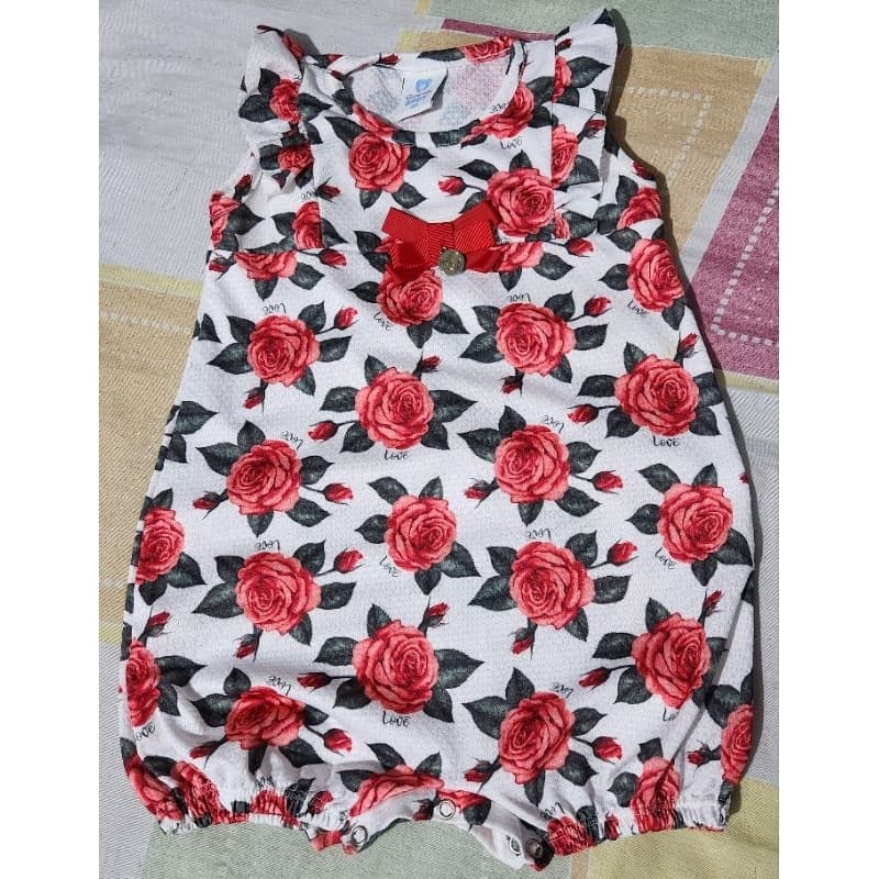 [ Desapego semi novo] Macacão/ macaquinho branco com estampa rosas GG 12 a 18 meses menina